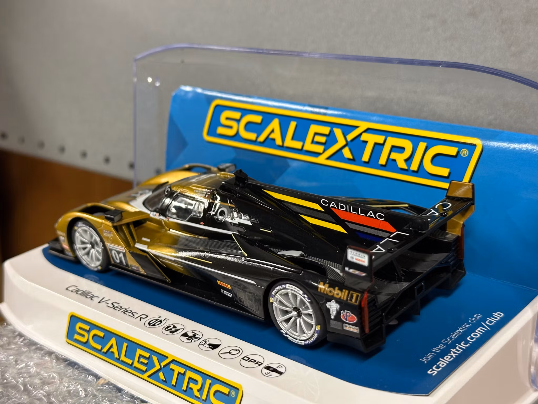 Skala 1/32 An. Scalextric Slot Car: C4586 Cadillac V-Series.R - Cadillac Racing No.01 - 12 Hours of Sebring 2024