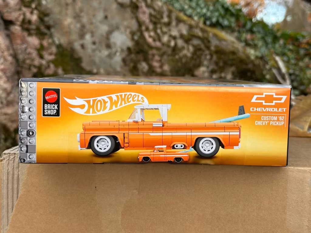 Skala 1/16 Hot Wheels Custom 62' Chevy Pickup Byggset + Hot Wheels bil