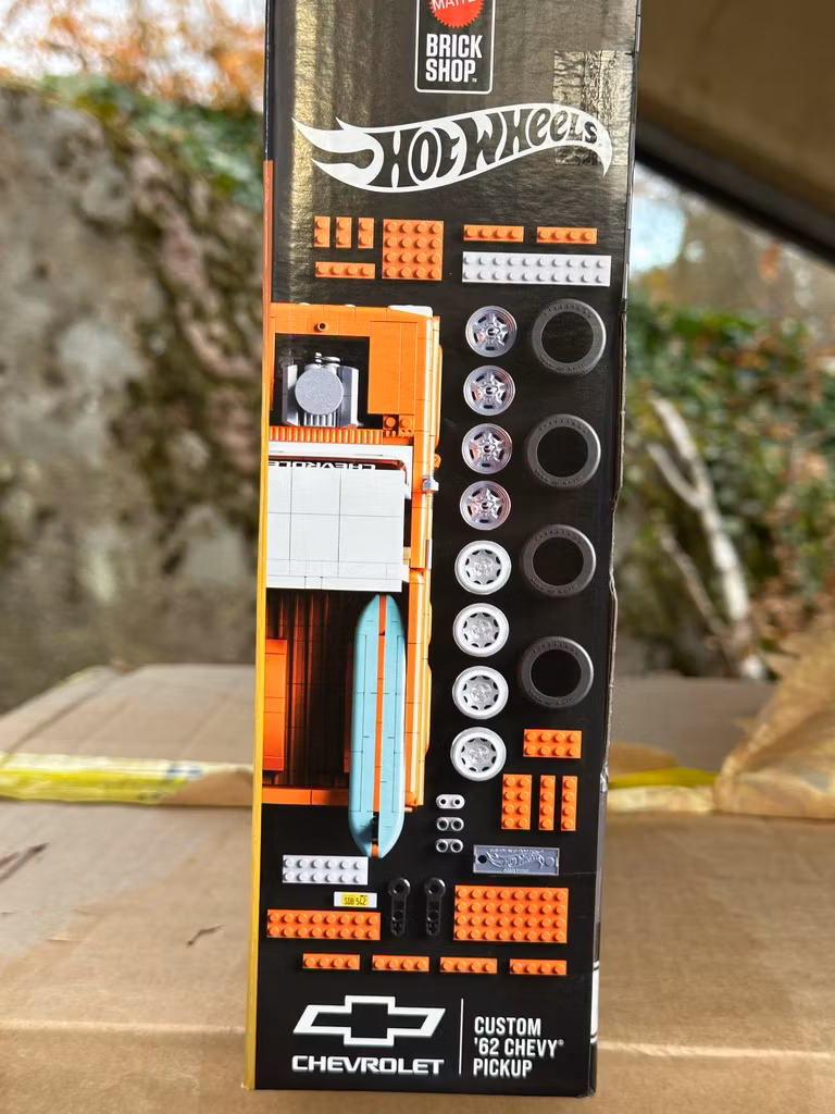 Skala 1/16 Hot Wheels Custom 62' Chevy Pickup Byggset + Hot Wheels bil