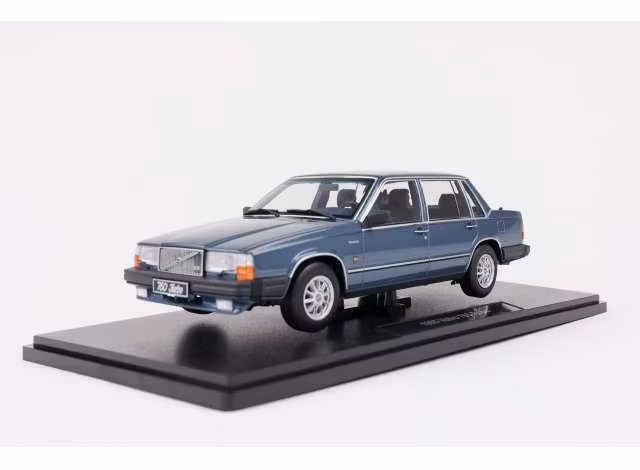 Skala 1/18 Volvo 760 Turbo (1985), blue metallic fr Triple9 Collection