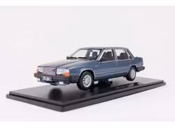 Skala 1/18 Volvo 760 Turbo (1985), blue metallic fr Triple9 Collection