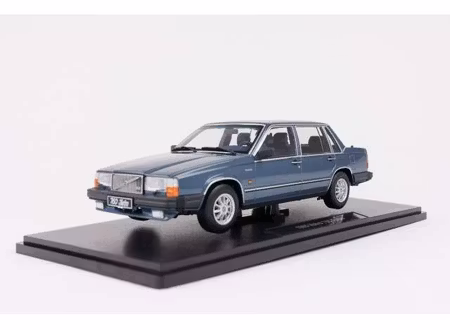 Skala 1/18 Volvo 760 Turbo (1985), blue metallic fr Triple9 Collection