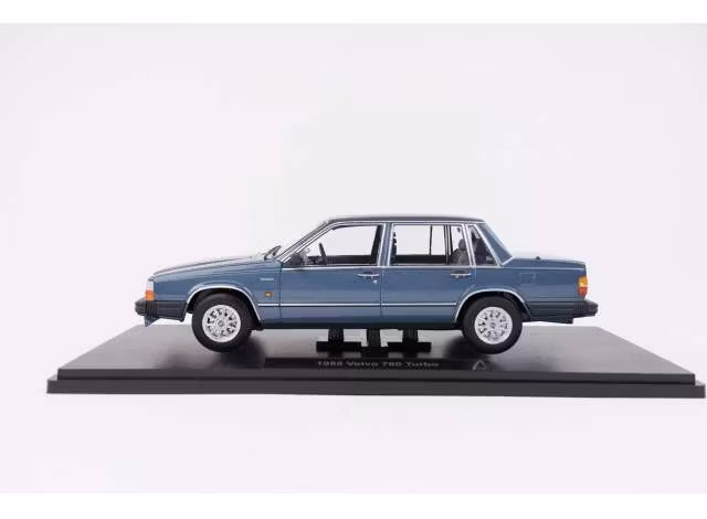 Skala 1/18 Volvo 760 Turbo (1985), blue metallic fr Triple9 Collection
