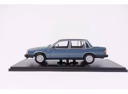 Skala 1/18 Volvo 760 Turbo (1985), blue metallic fr Triple9 Collection