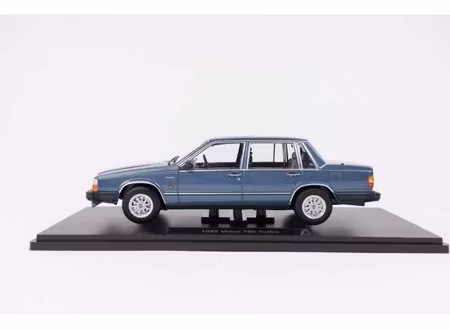 Skala 1/18 Volvo 760 Turbo (1985), blue metallic fr Triple9 Collection