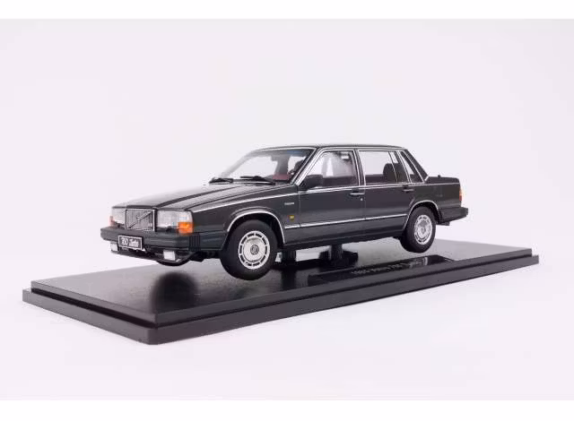 Skala 1/18 Volvo 760 Turbo (1985), Dark grey metallic fr Triple9 Collection