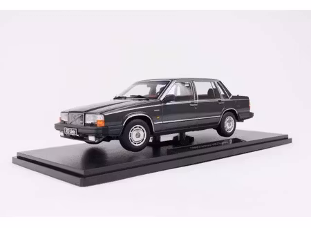 Skala 1/18 Volvo 760 Turbo (1985), Dark grey metallic fr Triple9 Collection