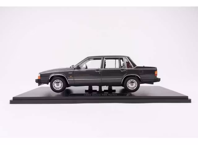 Skala 1/18 Volvo 760 Turbo (1985), Dark grey metallic fr Triple9 Collection