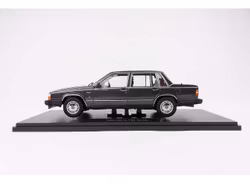 Skala 1/18 Volvo 760 Turbo (1985), Dark grey metallic fr Triple9 Collection