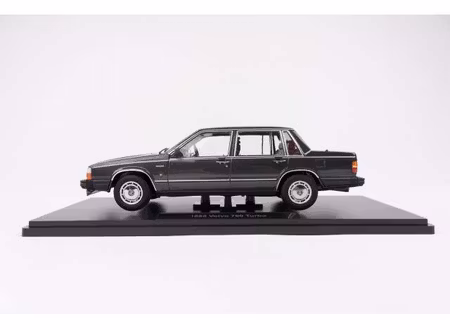 Skala 1/18 Volvo 760 Turbo (1985), Dark grey metallic fr Triple9 Collection