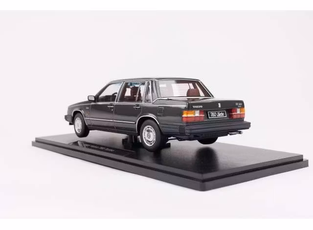 Skala 1/18 Volvo 760 Turbo (1985), Dark grey metallic fr Triple9 Collection