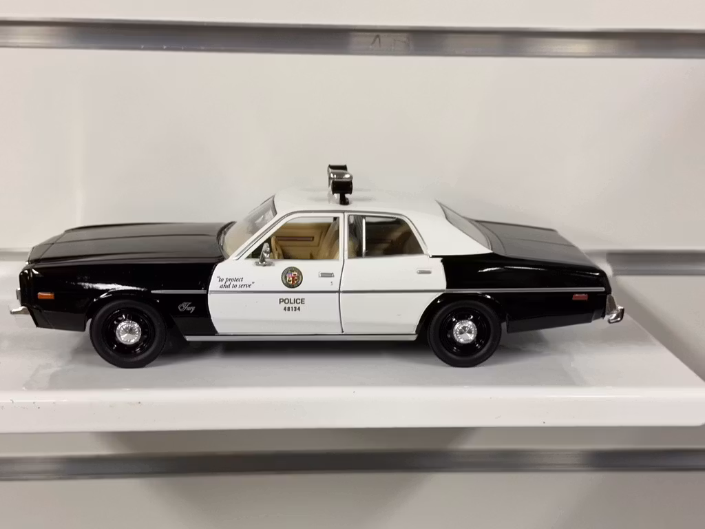 Skala 1/24 1978 Plymouth Fury, LAPD "fr Greenlight