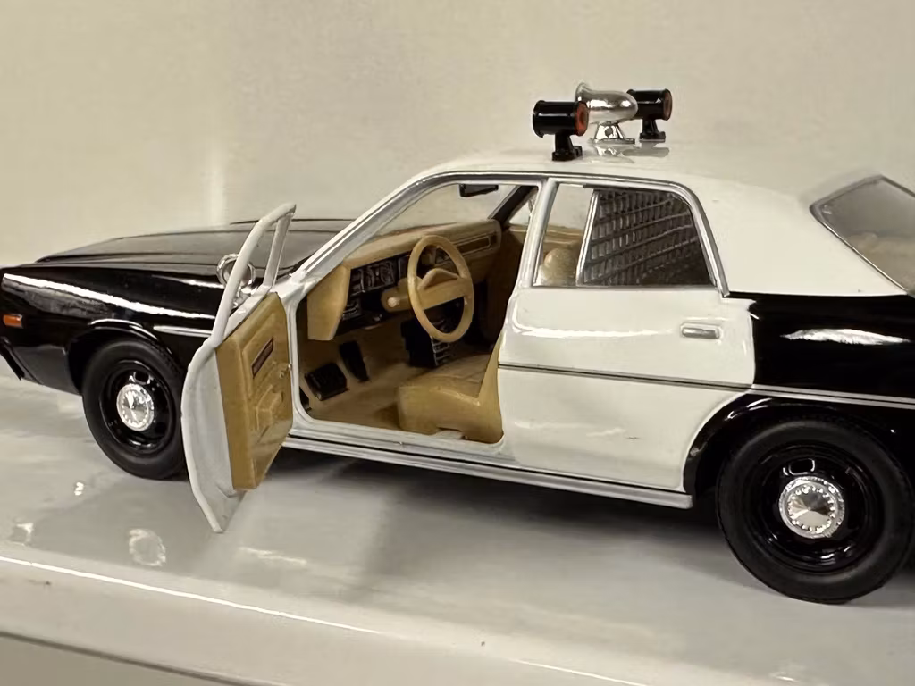 Skala 1/24 1978 Plymouth Fury, LAPD "fr Greenlight