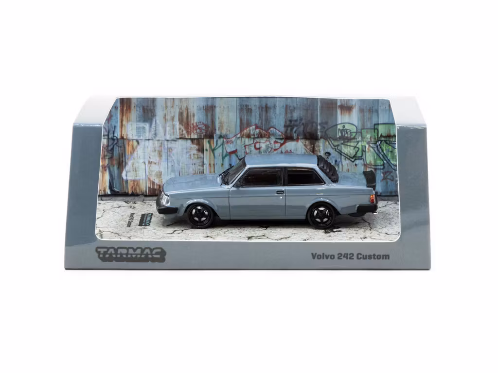 NEW! Skala 1/64 Volvo 242, Custom Grey fr TARMAC
