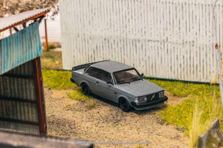 NEW! Skala 1/64 Volvo 242, Custom Grey fr TARMAC