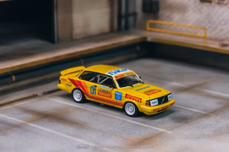 NEW! Skala 1/64 Volvo 240 Turbo (242), Thai Grp. A Winner 1988 fr TARMAC