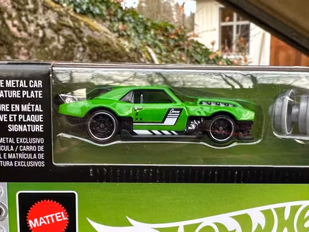 Skala 1/32 Hot Wheels *Speed series* Chevrolet Camaro Building Set + Hot Wheels car