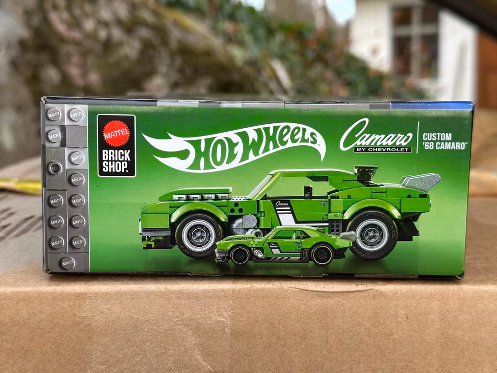 Skala 1/32 Hot Wheels *Speed series* Chevrolet Camaro Building Set + Hot Wheels car