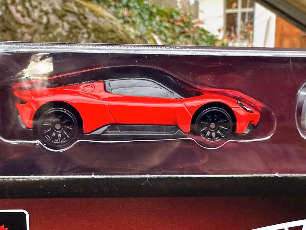 Skala 1/32 Hot Wheels *Speed series* Maserati MC20 Building Set + Hot Wheels car