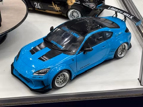 Skala 1/18 Toyota GR86 LBWK Body Kit – BABY BLUE – 2024 fr SOLIDO