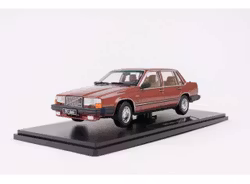 Skala 1/18 Volvo 760 Turbo (1985), Dark red  fr Triple9 Collection
