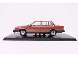 Skala 1/18 Volvo 760 Turbo (1985), Dark red  fr Triple9 Collection