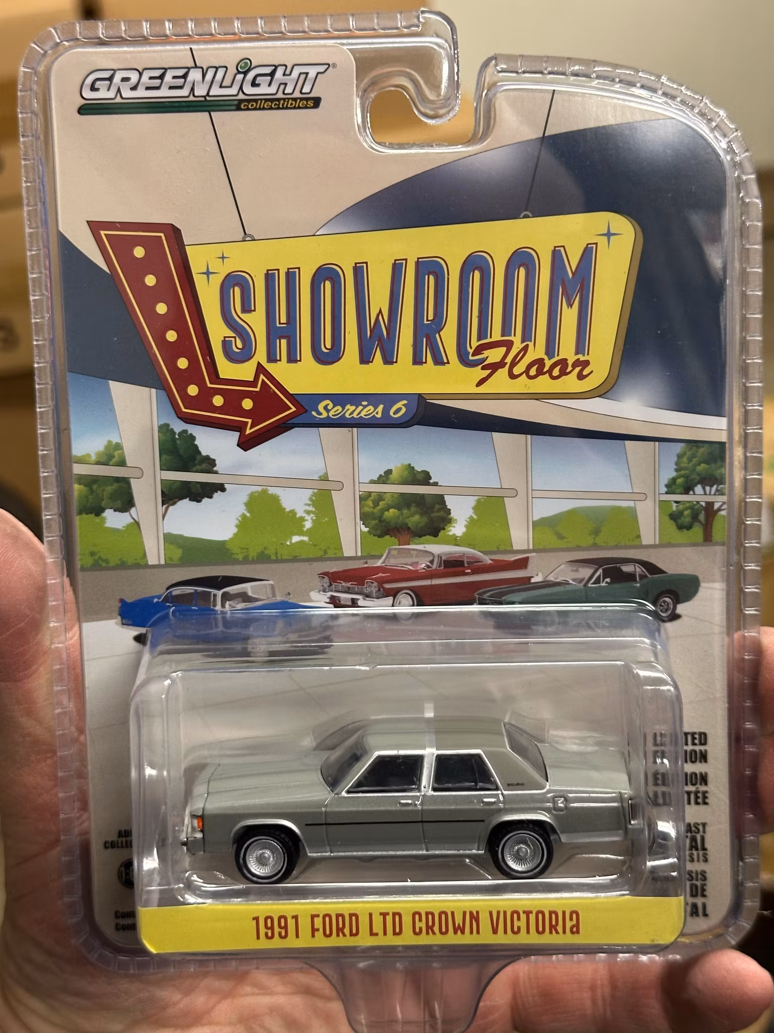 Skala 1/64 Showroom Floor - 1991 Ford LTD Crown Victoria fr Greenlight