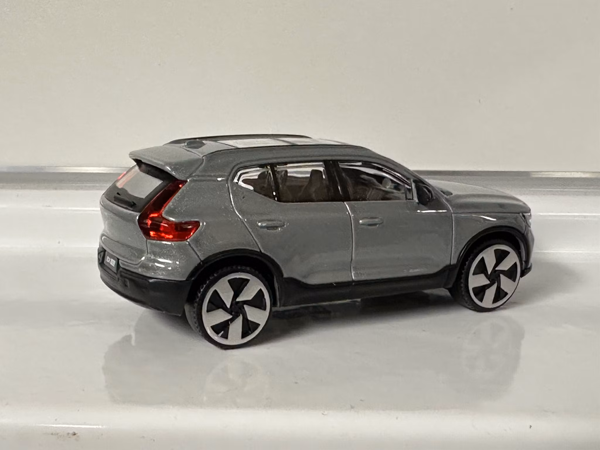 Skala 1/43 Volvo XC40, grey fr Bburago #18-30474