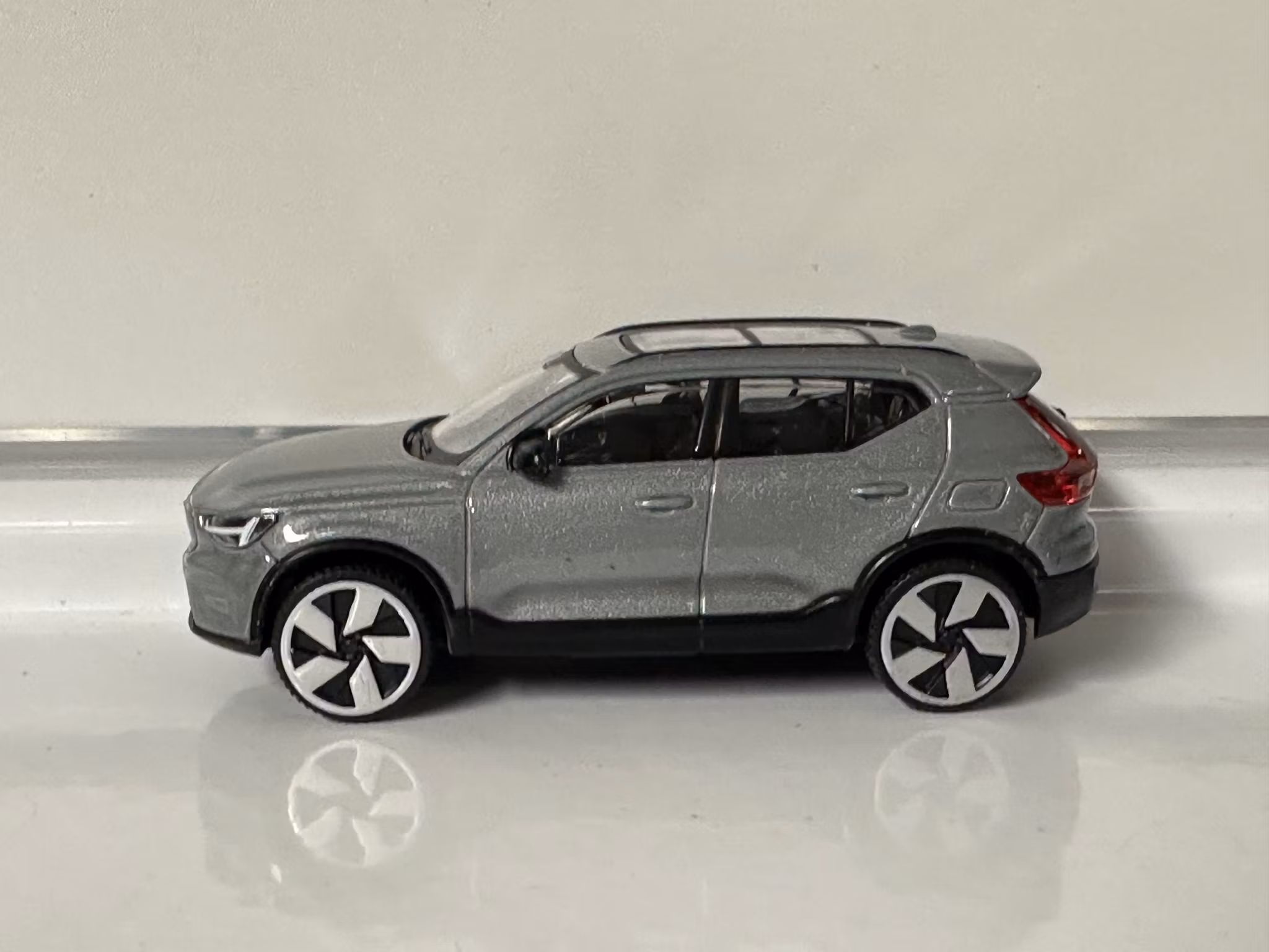 Skala 1/43 Volvo XC40, grey fr Bburago #18-30474