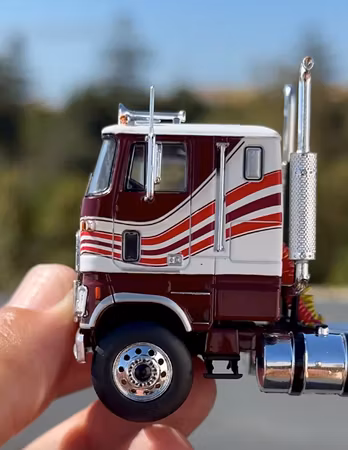 Scale 1/64 FORD CL 9000 1976, Red/white w srtipes fr IXO Models