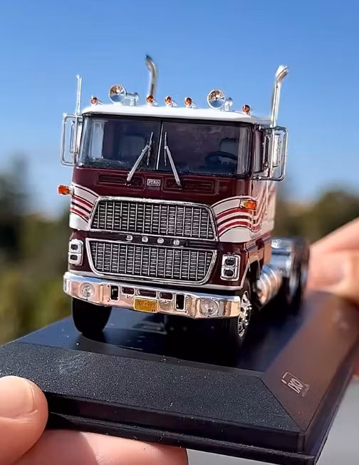 Scale 1/64 FORD CL 9000 1976, Red/white w srtipes fr IXO Models