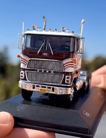 Scale 1/64 FORD CL 9000 1976, Red/white w srtipes fr IXO Models