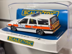 Skala 1/32 An. Scalextric Slot Car: C4627 Volvo 850 Estate - Police Car Edition