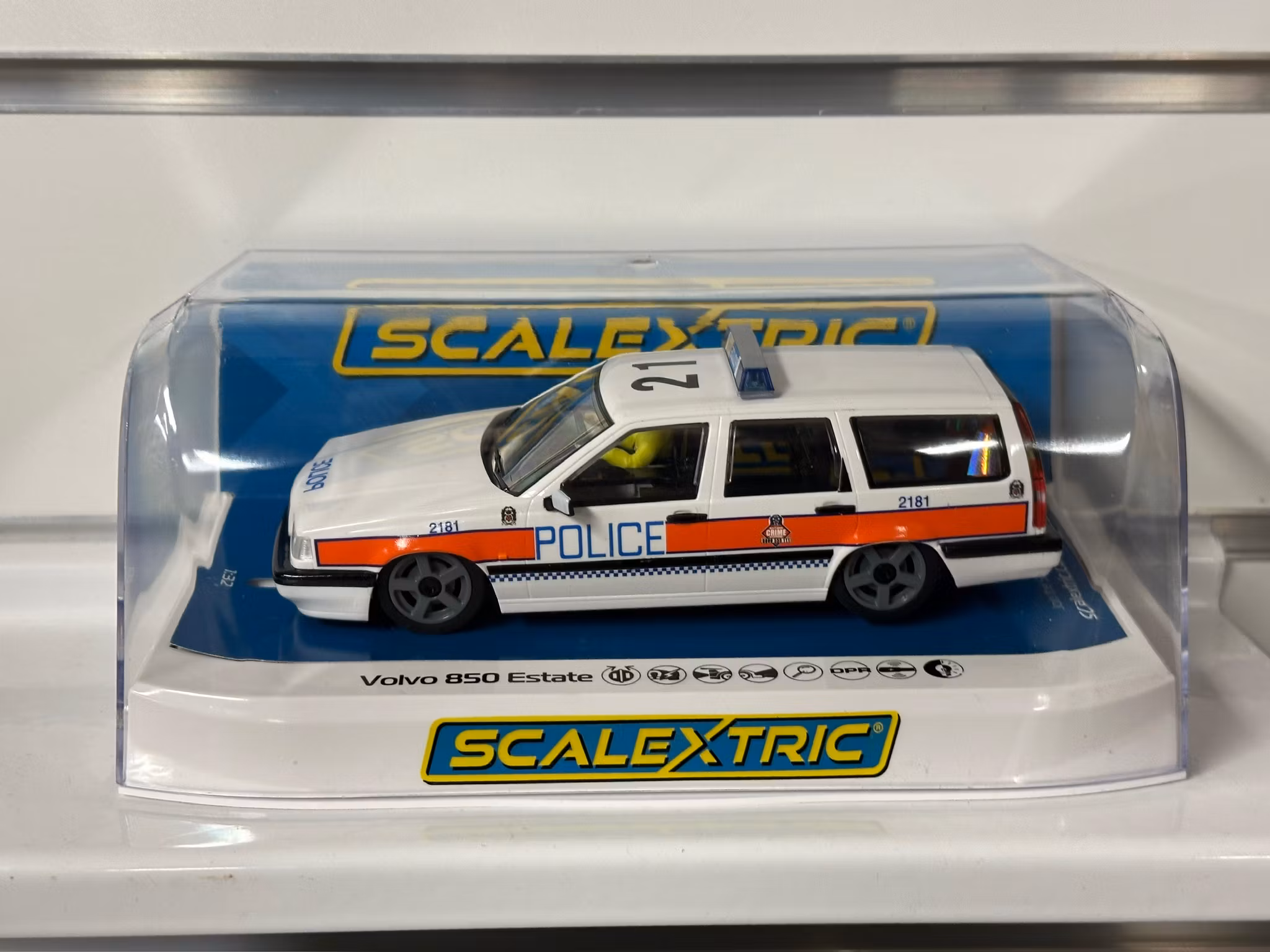 Skala 1/32 An. Scalextric Slot Car: C4627 Volvo 850 Estate - Police Car Edition