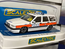 Skala 1/32 An. Scalextric Slot Car: C4627 Volvo 850 Estate - Police Car Edition