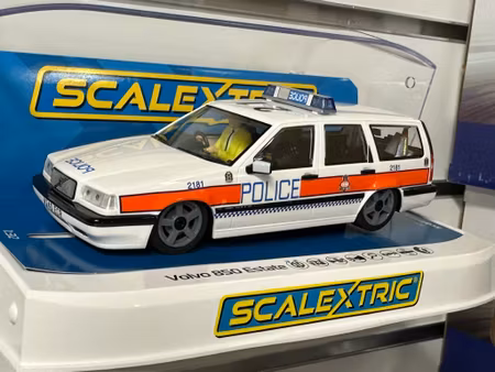 Skala 1/32 An. Scalextric Slot Car: C4627 Volvo 850 Estate - Police Car Edition