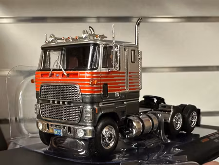 Scale 1/64 FORD CL 9000 1976, Silver w stripes fr IXO Models