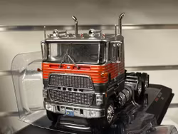 Scale 1/64 FORD CL 9000 1976, Silver w stripes fr IXO Models