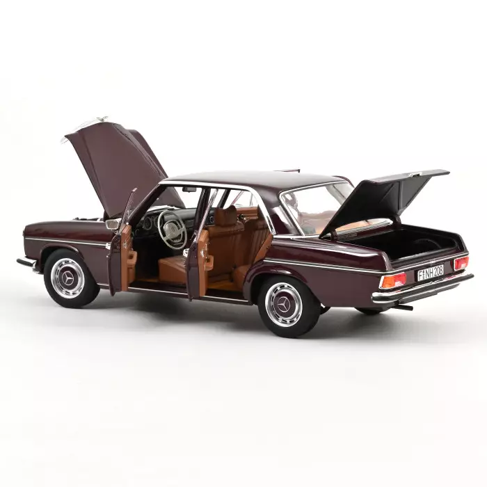 Skala 1/18 Mercedes-Benz 200 1968 Dark Red Brown fr Norev