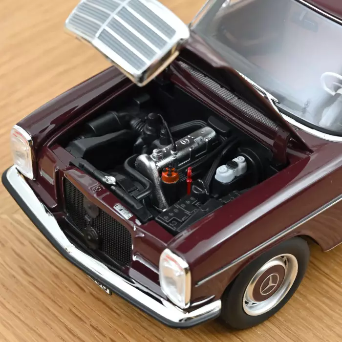 Skala 1/18 Mercedes-Benz 200 1968 Dark Red Brown fr Norev