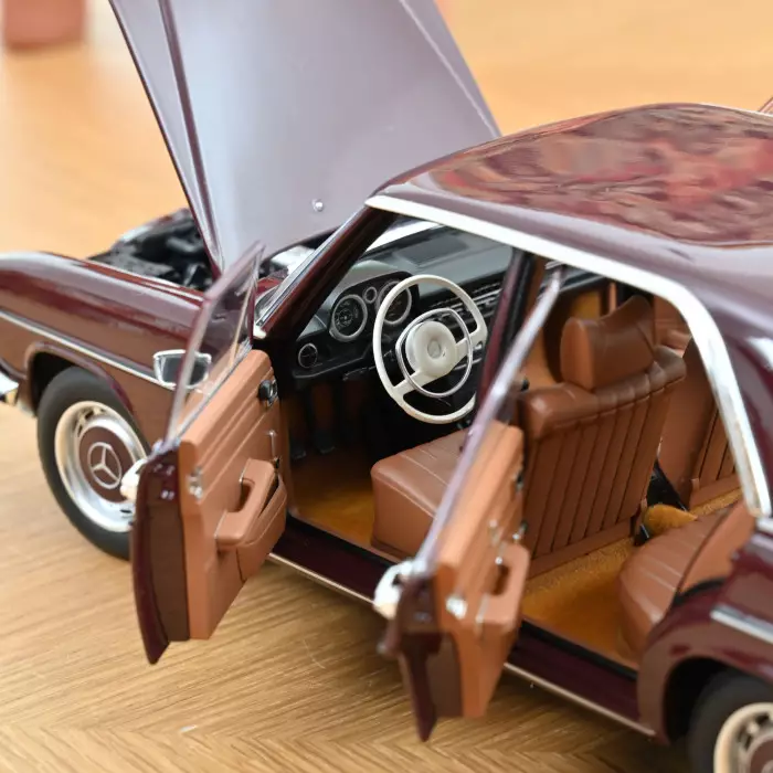 Skala 1/18 Mercedes-Benz 200 1968 Dark Red Brown fr Norev