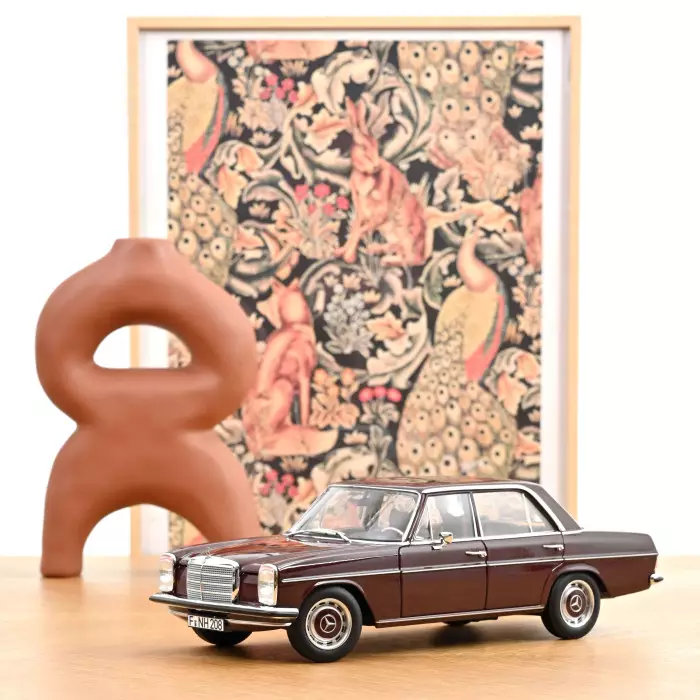 Skala 1/18 Mercedes-Benz 200 1968 Dark Red Brown fr Norev