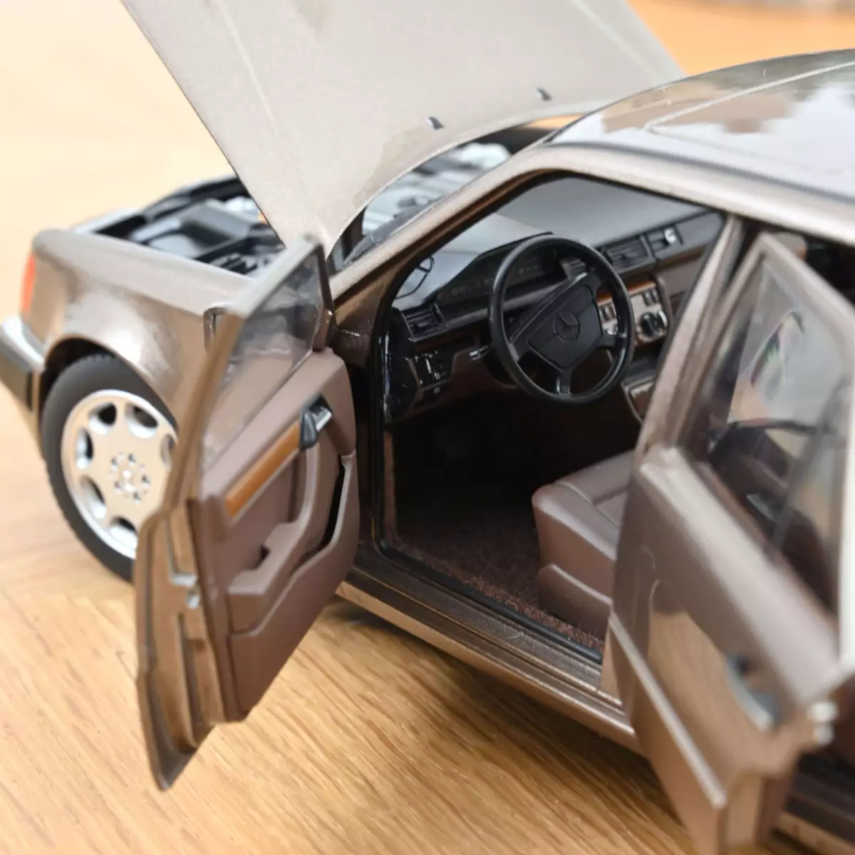 Skala 1/18 Mercedes-Benz 500 E 1990 Impala metallic fr Norev