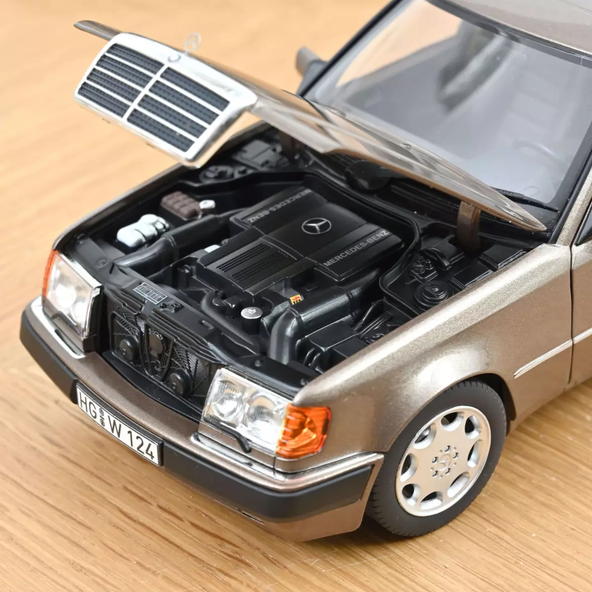 Skala 1/18 Mercedes-Benz 500 E 1990 Impala metallic fr Norev