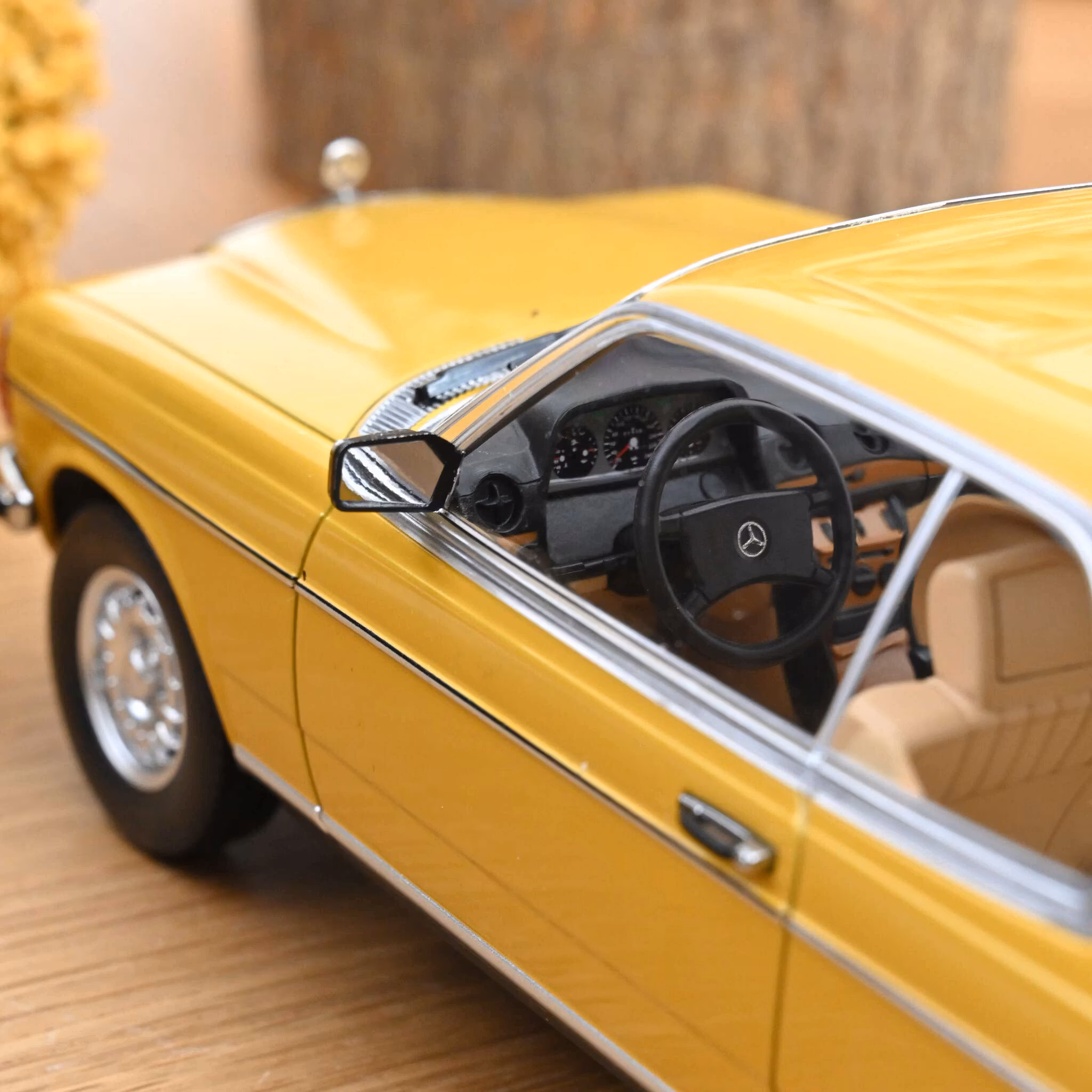 Skala 1/18 Mercedes-Benz 280 CE 1980 Sahara Yellow fr Norev
