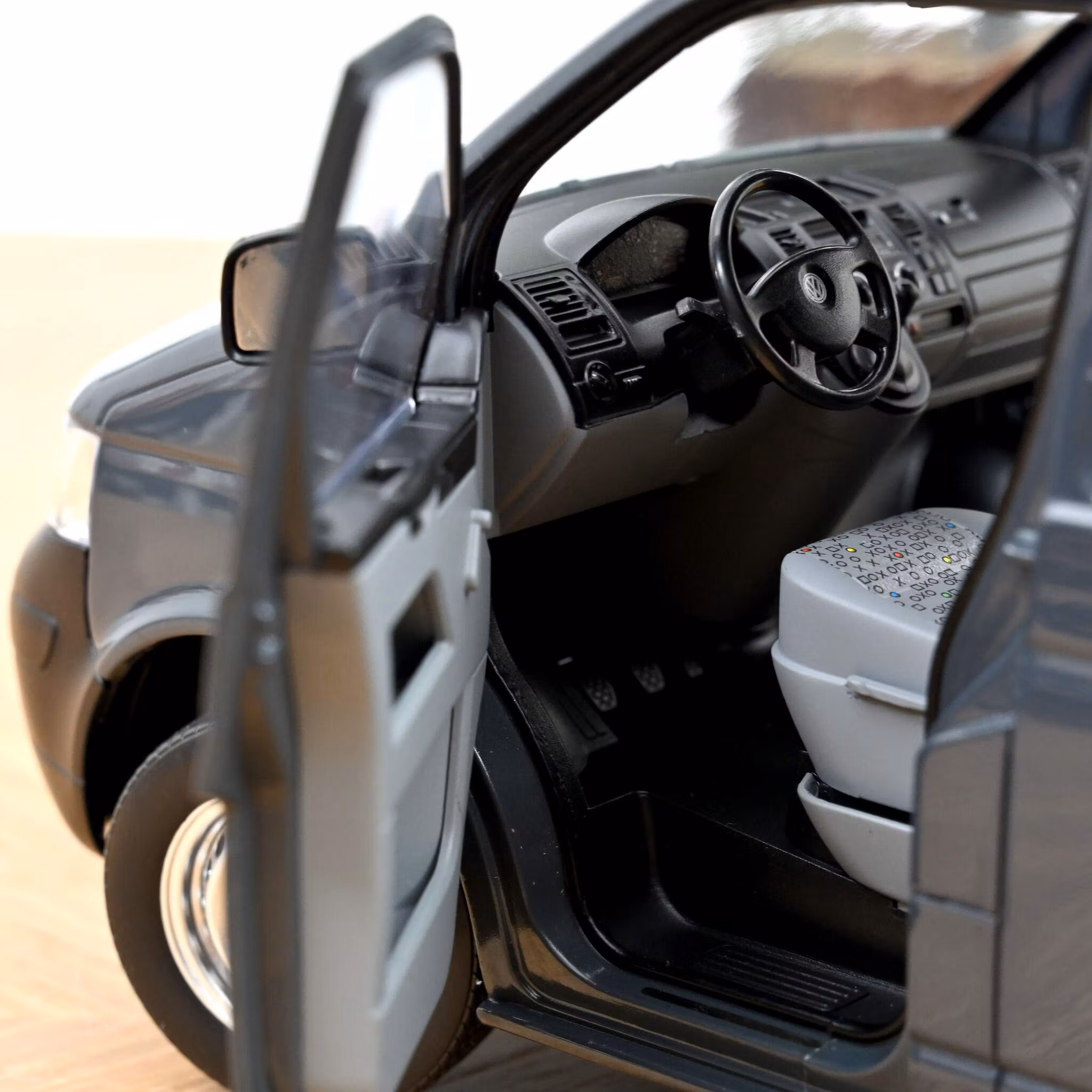 Skala 1/18 Volkswagen Transporter 2003 Grey fr Norev