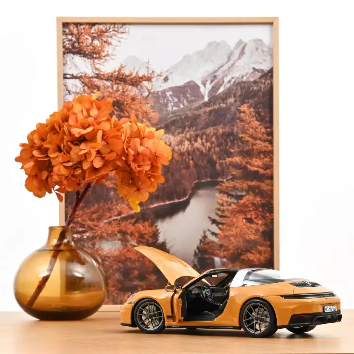Skala 1/18 Porsche 911 Targa 4 GTS 2025 Bahama Yellow fr Norev