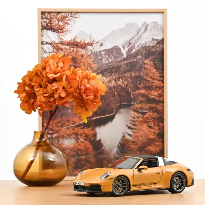 Skala 1/18 Porsche 911 Targa 4 GTS 2025 Bahama Yellow fr Norev