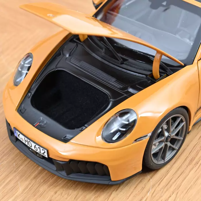 Skala 1/18 Porsche 911 Targa 4 GTS 2025 Bahama Yellow fr Norev