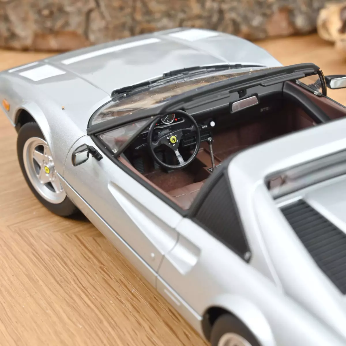 Skala 1/18 Ferrari 308 GTS 1982 Silver fr Norev